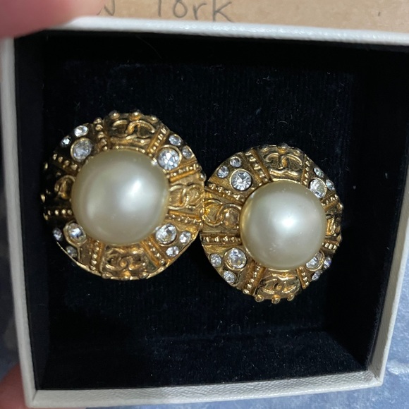 Vintage Chanel clip on earrings - Picture 2 of 7